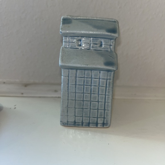 Vintage Japan Toothpick Holder Ceramic Barn Silo 3" Tall - Picture 4 of 5